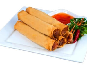 Vers gebakken krokante loempia met chilisaus